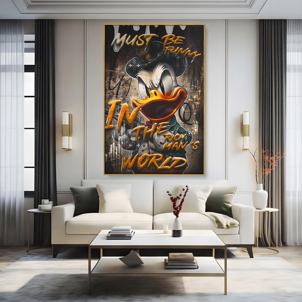 Tablou canvas cu tablou canvas cu scrooge mcduck, in rama de aluminiu auriu, pe perete intr-un living